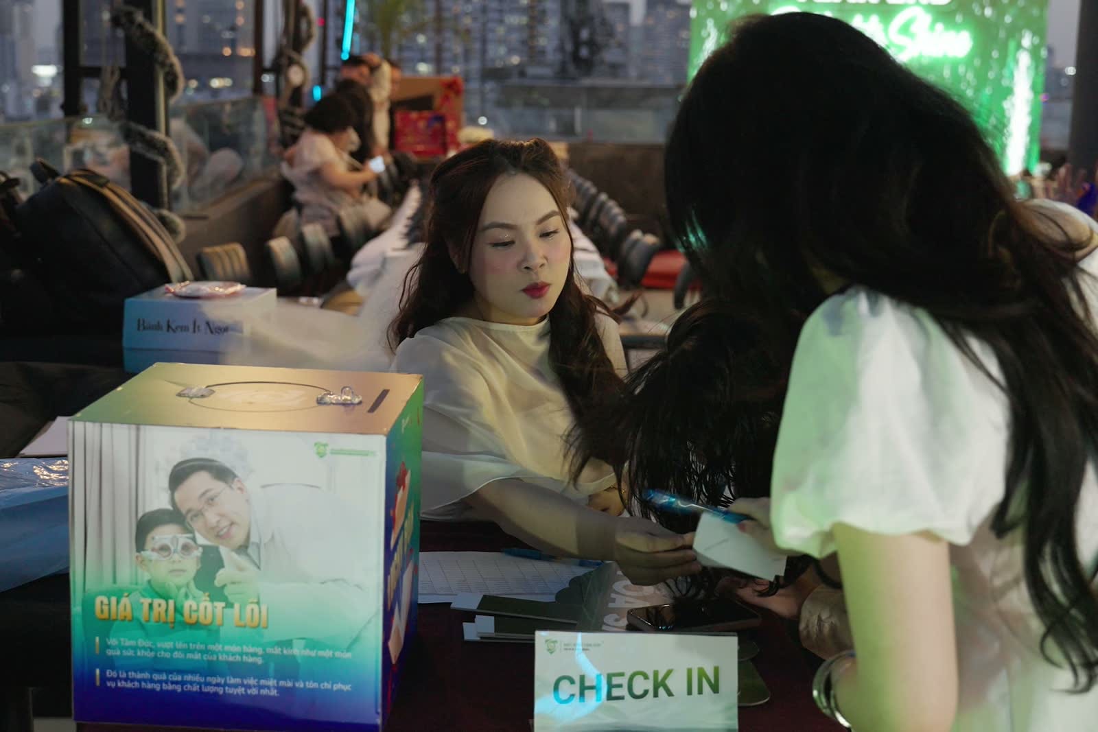 Bàn check-in và vật phẩm chương trình trong đêm Year End Party của Mắt Kính Tâm Đức.