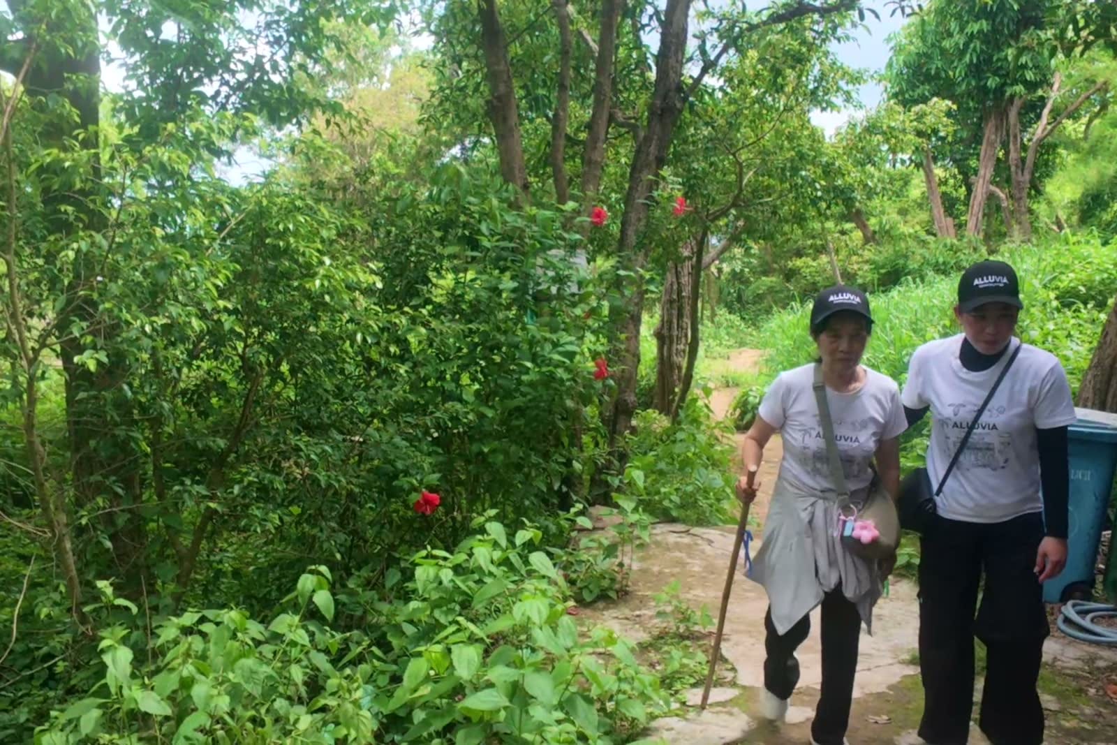 Các thành viên ALLU hỗ trợ nhau trong hoạt động ngoài trời.