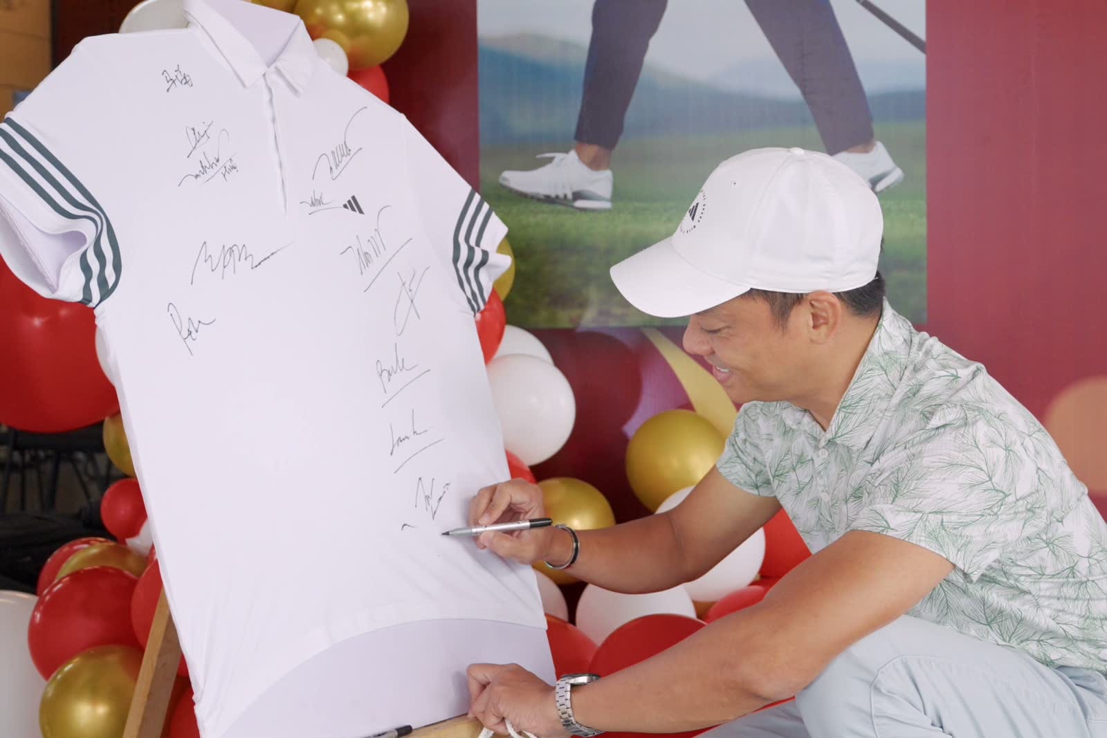 Khách mời ký tên lên áo trắng trong không gian lễ khai trương ADIDAS × Lion Golf.