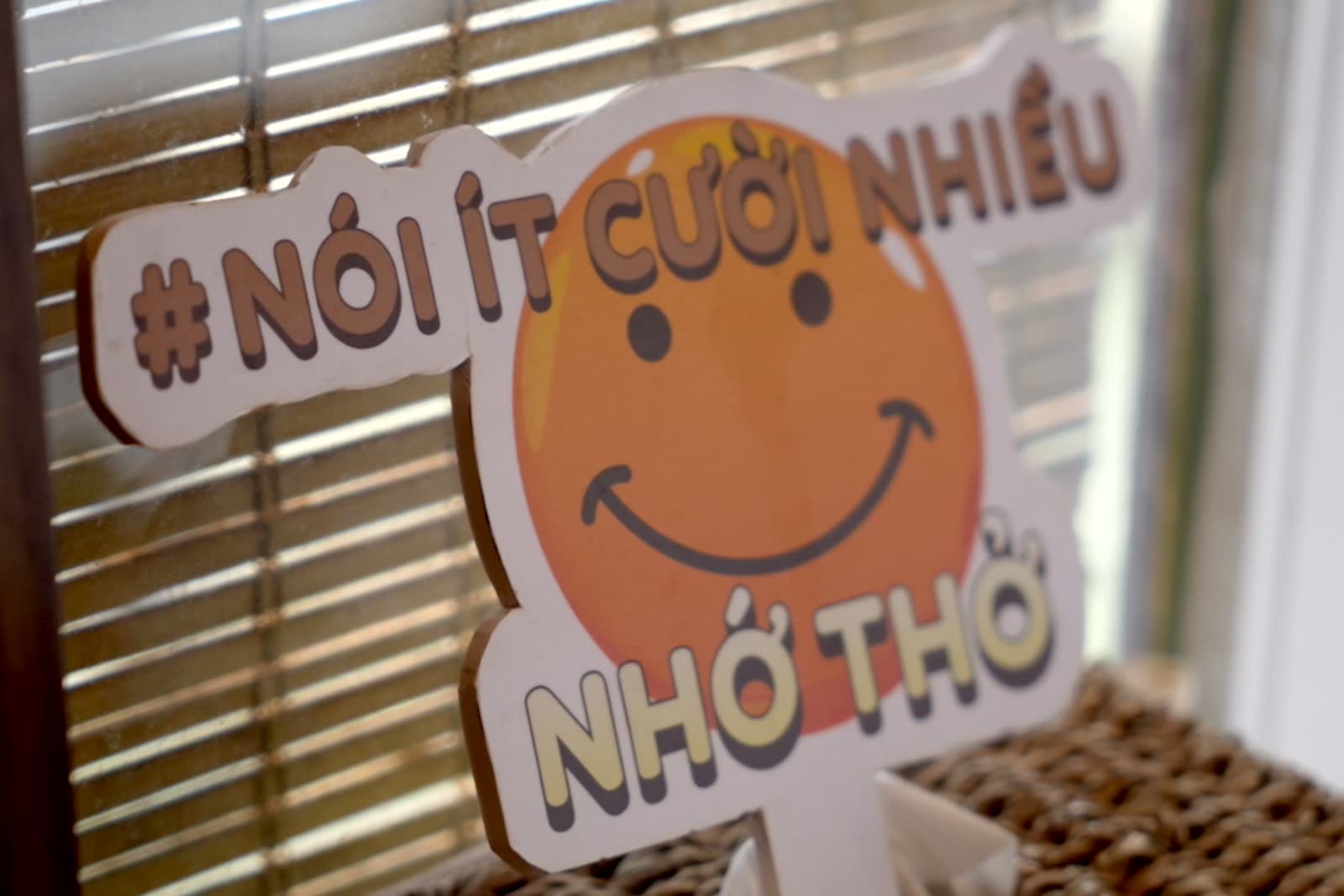 Bảng chữ Nói ít cười nhiều, Nhớ Thở trong không gian Thở Spa.