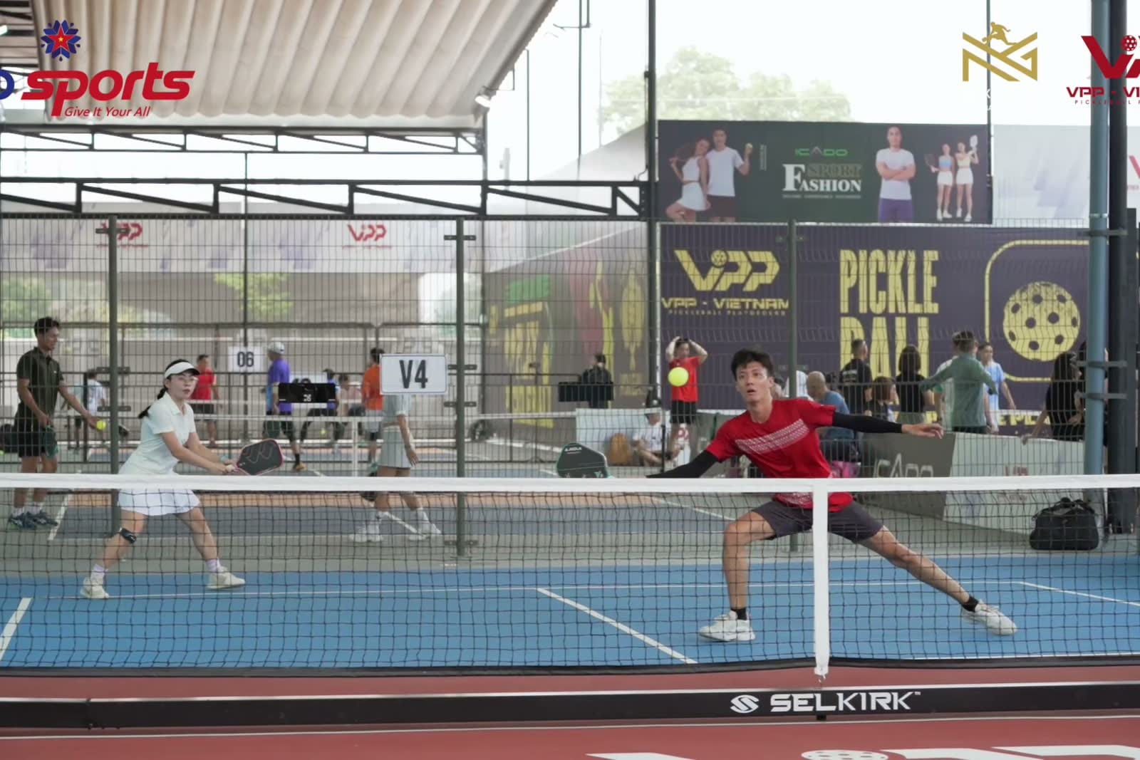 Hai cặp người chơi thi đấu trên sân pickleball VPP.
