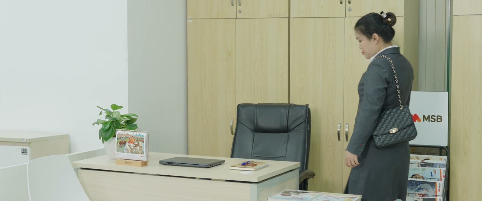 Nhân viên MSB đứng trong không gian văn phòng cùng phần phụ đề mở đầu video.