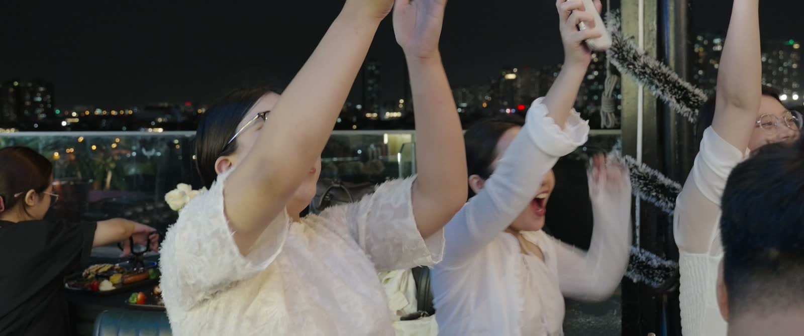 Khách mời giơ tay và cổ vũ trong không gian Year End Party.