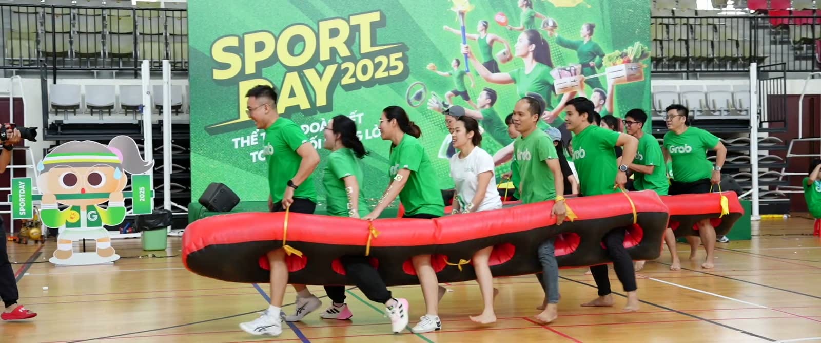 Đội hình Grab đứng cùng nhau trong nhà thi đấu sau Sport Day 2025.