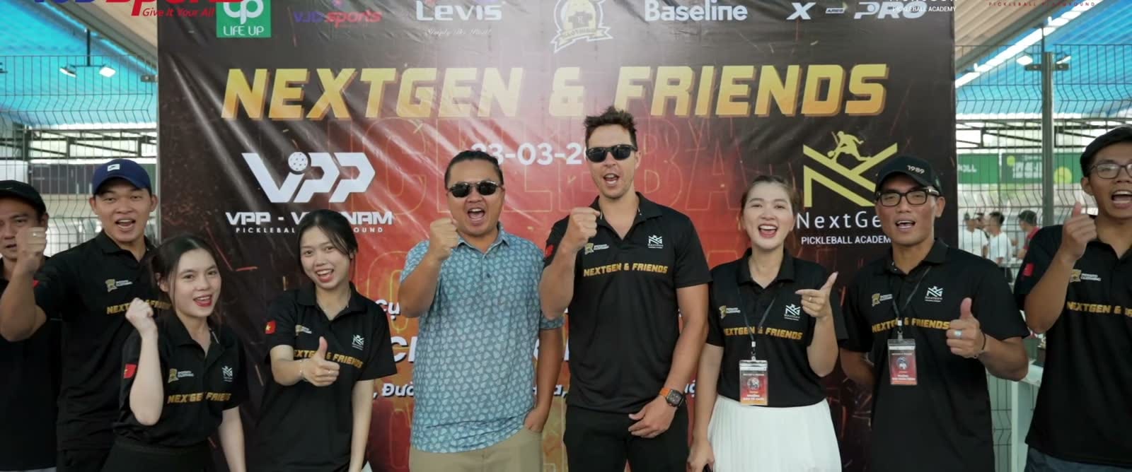 Nhóm người tham gia đứng trước bảng NextGen & Friends của sự kiện VPP.