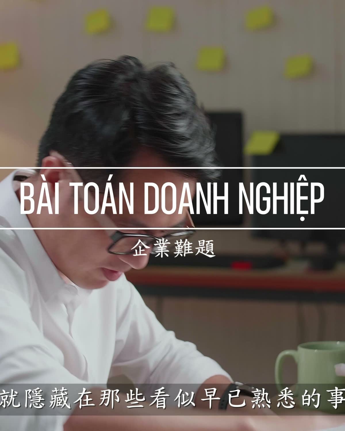 Người làm việc với hồ sơ dưới title Bài toán doanh nghiệp trong video Hinh Lam.