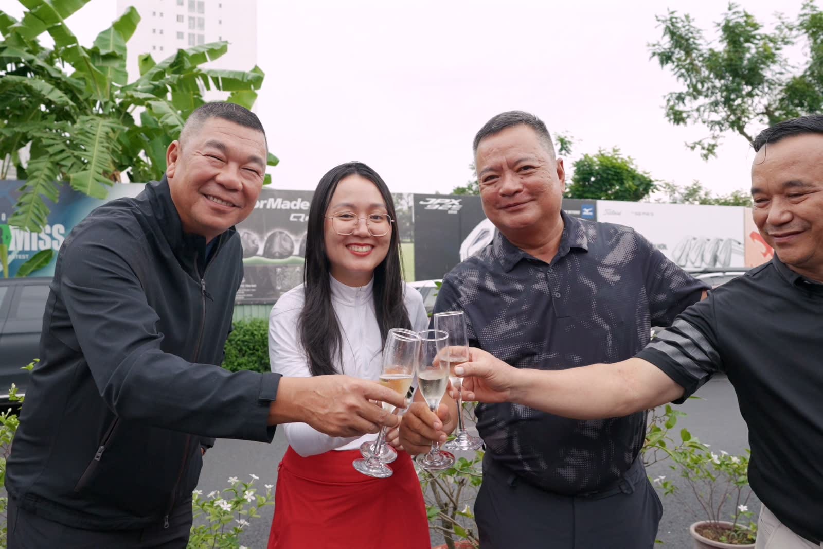 Hai khách mời trò chuyện trong không gian khai trương ADIDAS × Lion Golf.