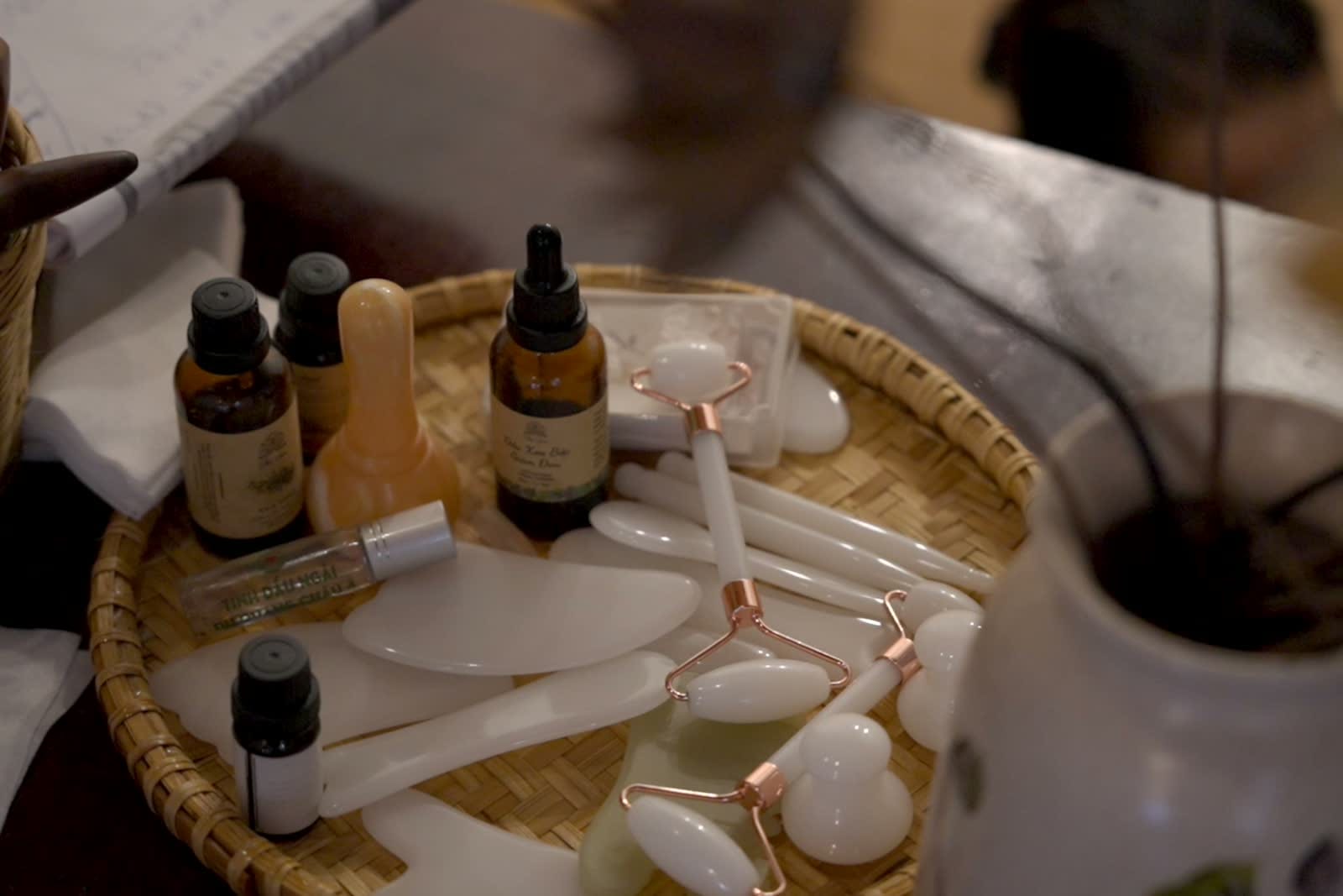 Các chai sản phẩm và dụng cụ chăm sóc được đặt trên khay tại Thở Spa.
