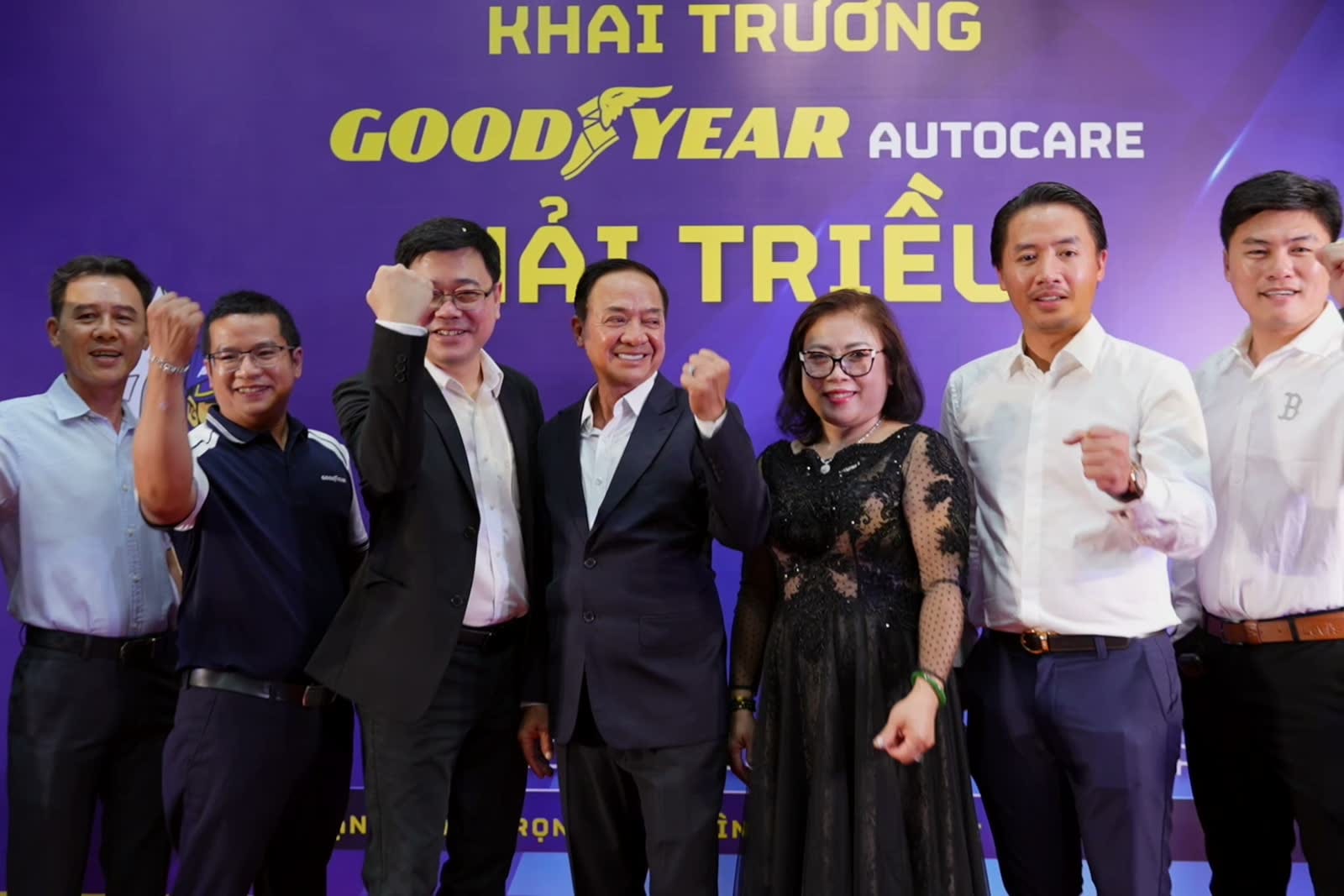 Tiết mục múa lân diễn ra trước sân khấu lễ khai trương Goodyear Autocare Hải Triều.