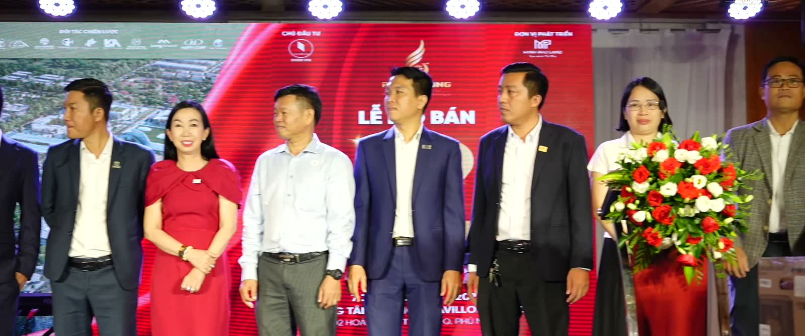 Khách mời dùng bữa và trao đổi trong không gian tiếp nối lễ mở bán.