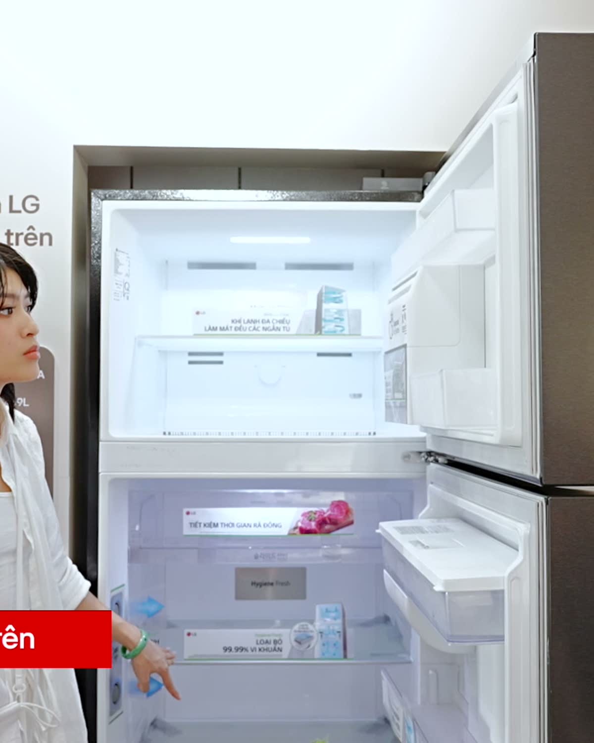 Khách tham quan mở và quan sát thiết bị LG trong khu trưng bày.
