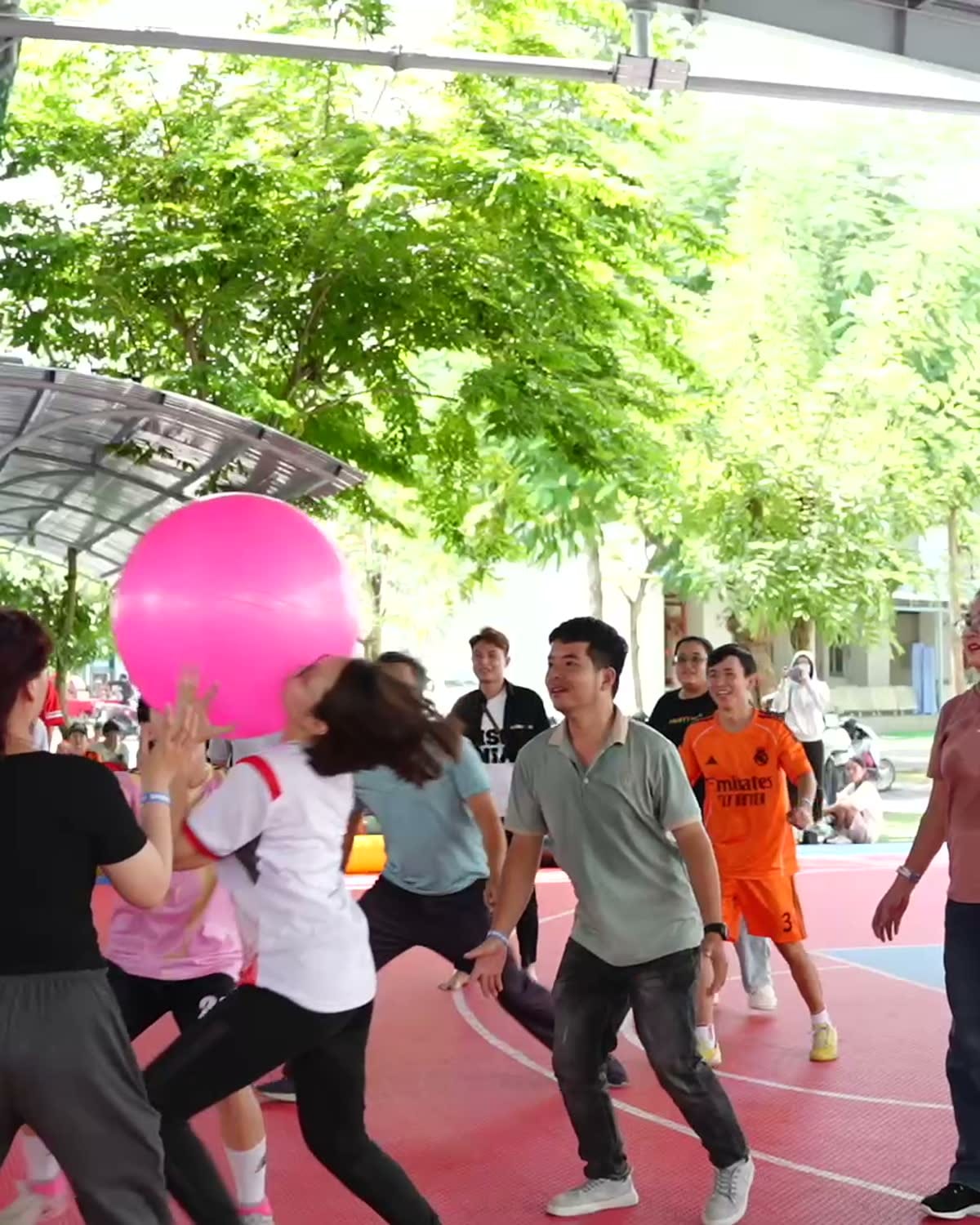 Người tham gia nhận ghi nhận trên sân khấu Circle K Sports Day 2025.