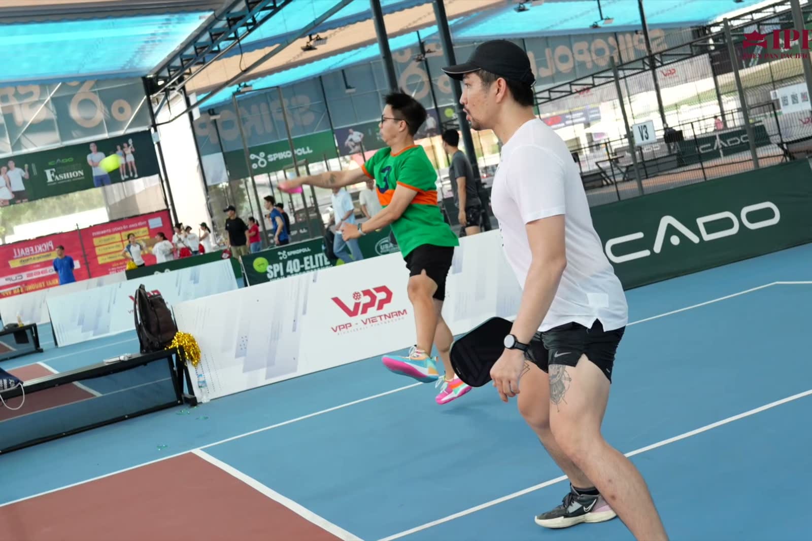 Người chơi thực hiện pha đánh trên sân pickleball trong giải IPPG.