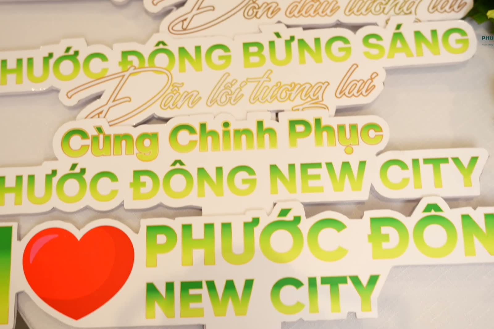 Màn hình hiển thị thông điệp Phước Đông New City trong video recap.
