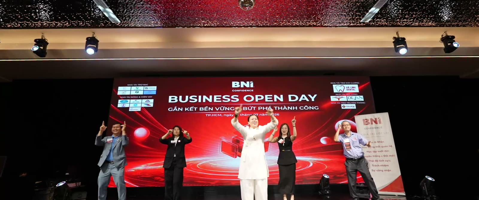 Sân khấu Business Open Day của BNI với nhóm diễn giả phía trước màn hình.