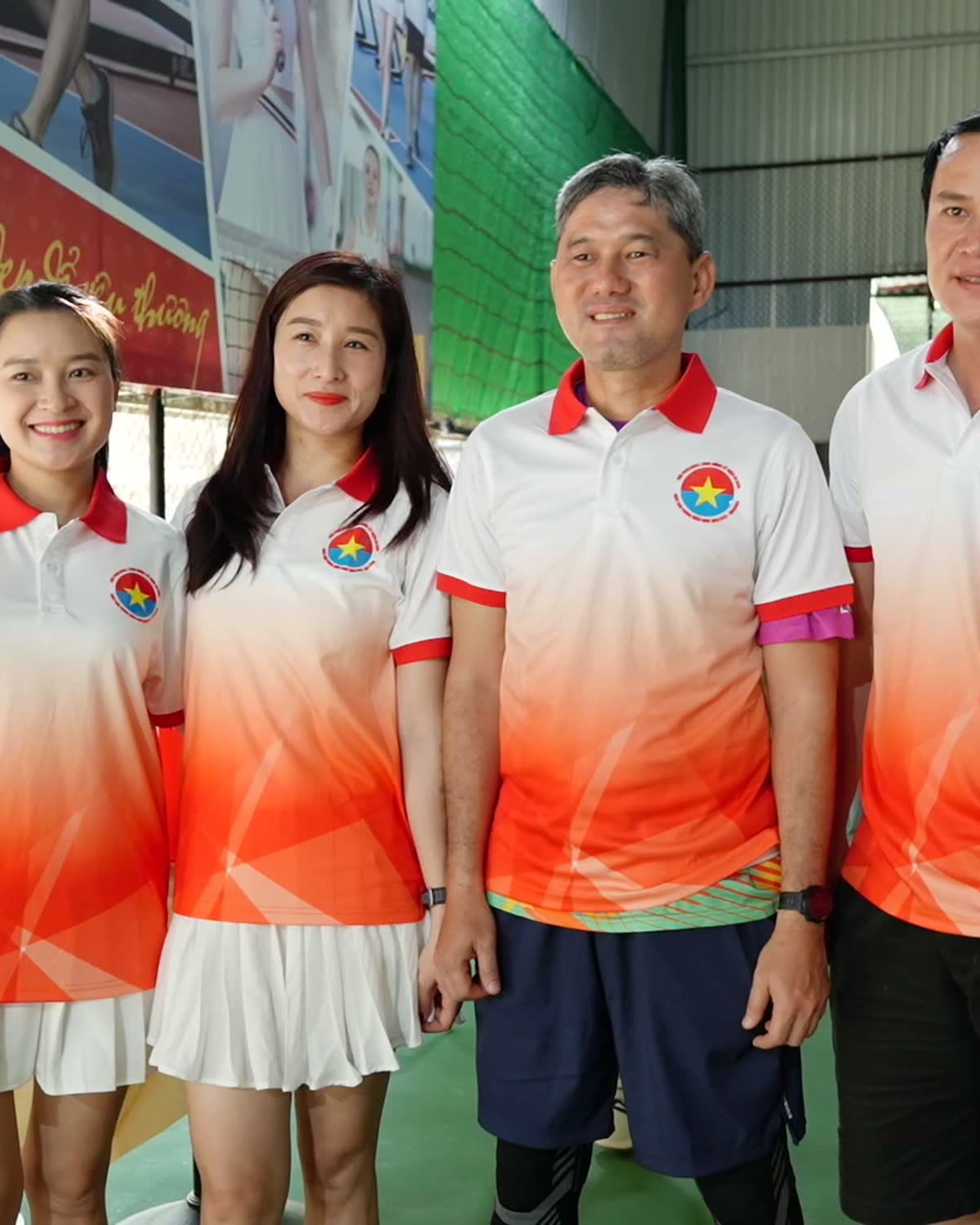 Nhóm người tham gia Giải Pickleball Phường 12 đứng cùng nhau trong áo trắng cam.