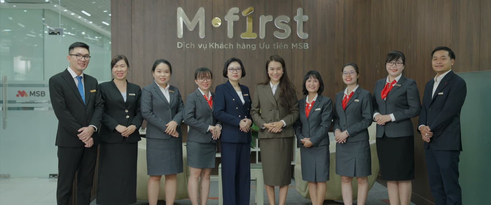 Đội ngũ MSB đứng trước không gian chi nhánh và nhận diện thương hiệu.