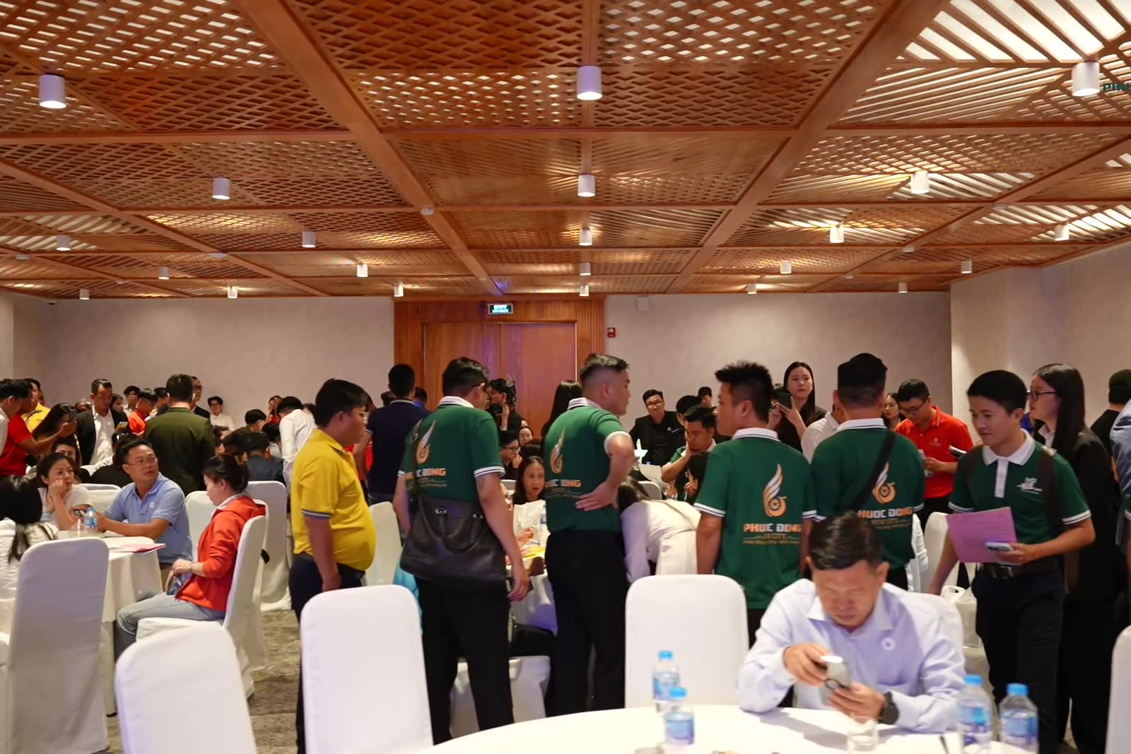 Người tham dự trao đổi tại các bàn trong phần tiếp nối của sự kiện Phước Đông New City.