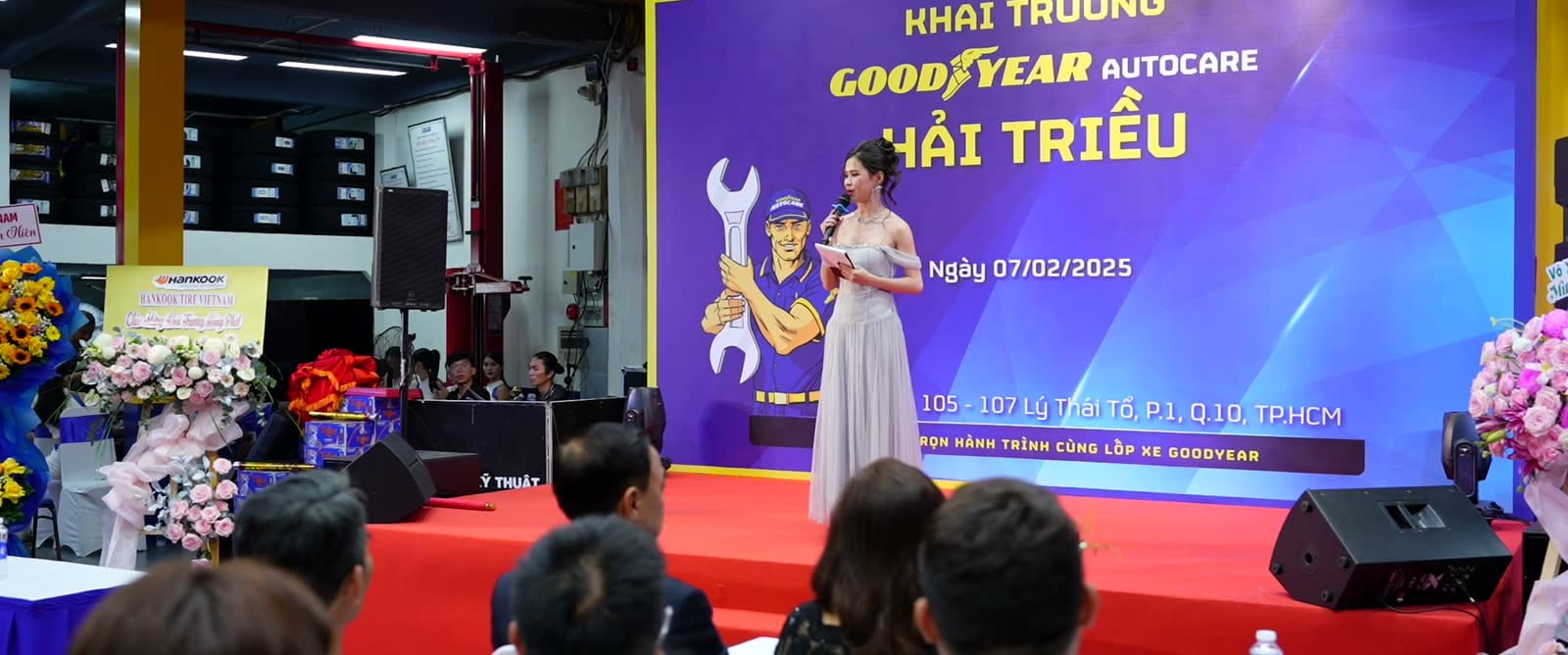 Màn hình khai trương Goodyear Autocare Hải Triều nhìn từ phía khán giả.