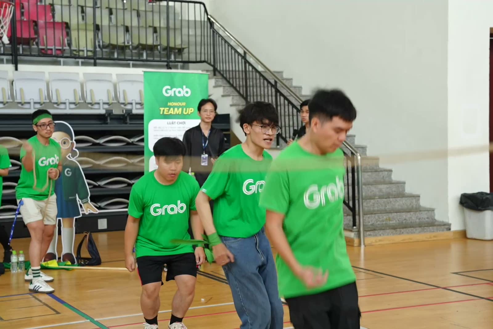 Người tham gia Grab thực hiện thử thách với bóng và chướng ngại vật.
