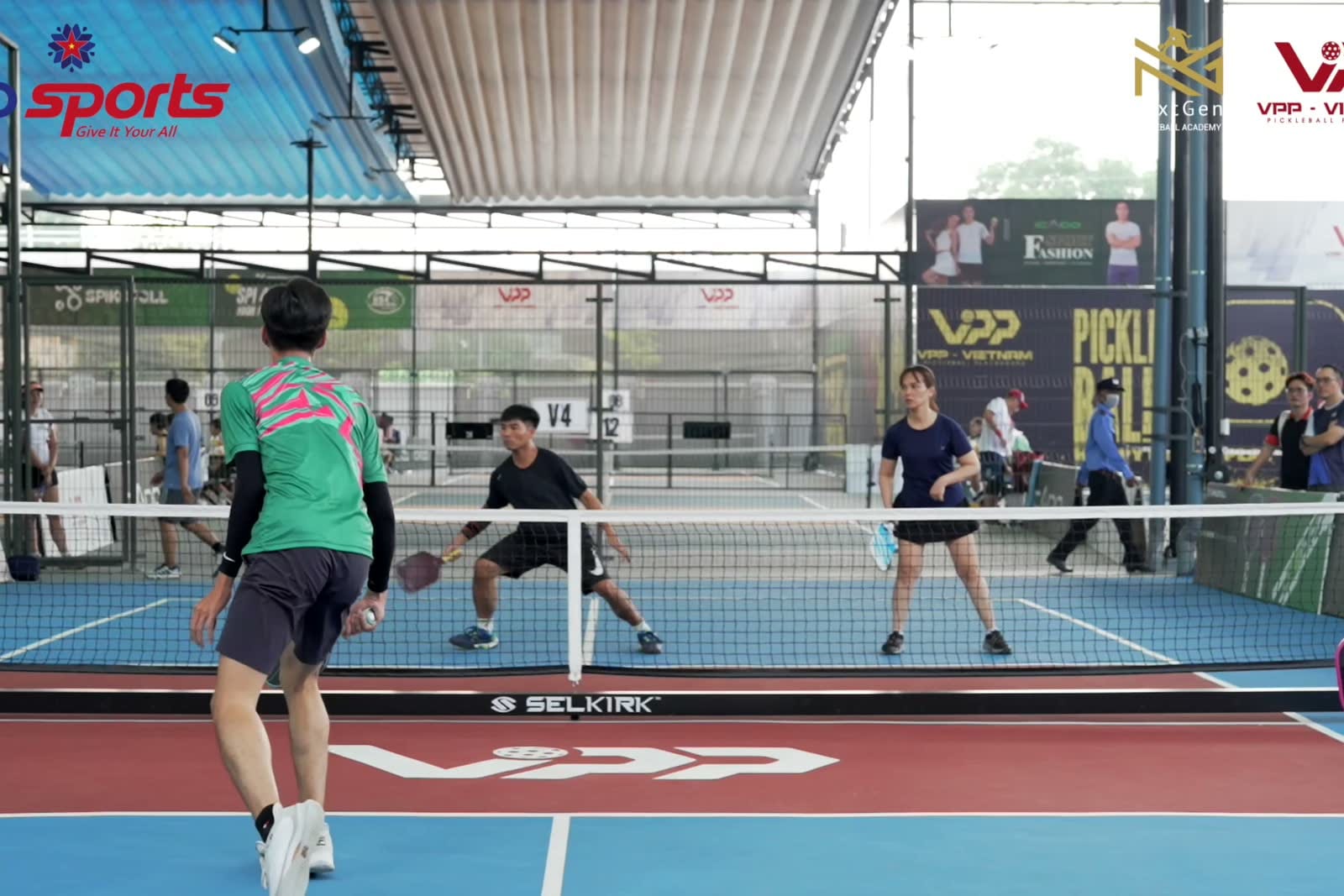 Hai người chơi phối hợp trong trận pickleball VPP.