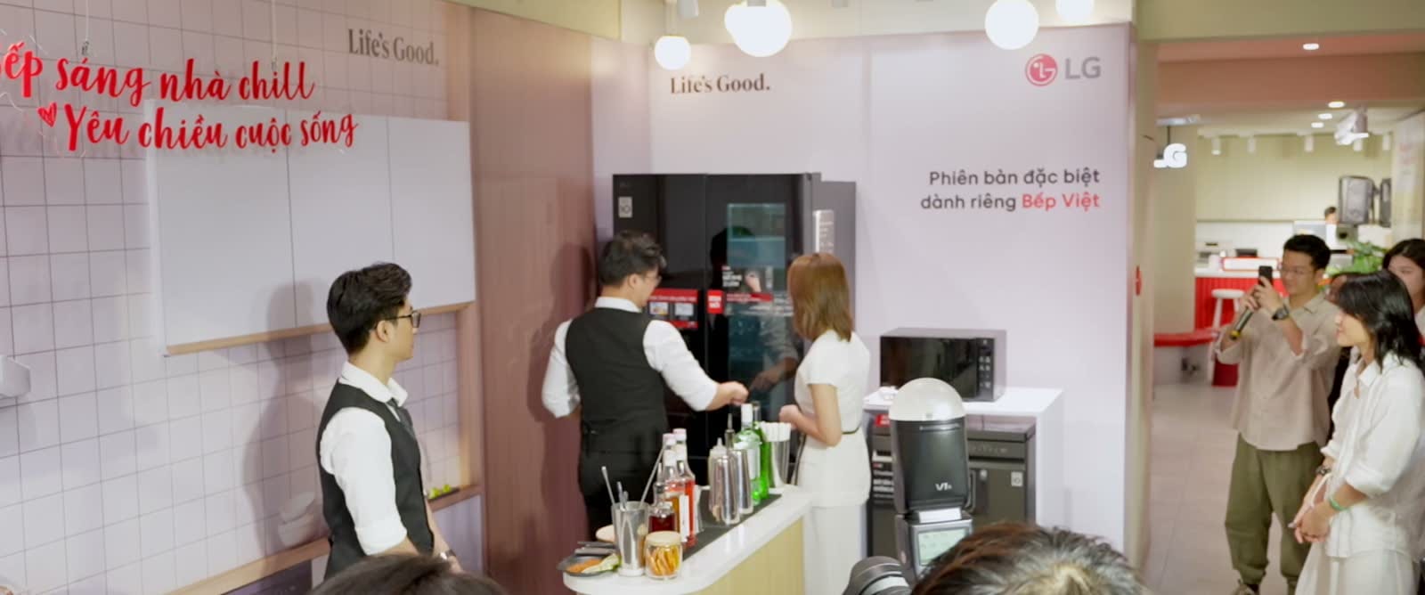 Khu trải nghiệm bếp LG với người tham dự theo dõi phần giới thiệu.