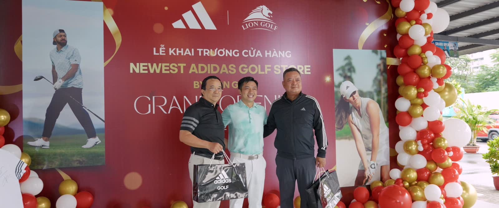 Khách mời đứng trước phông nền lễ khai trương ADIDAS Golf với hoa và bóng trang trí.