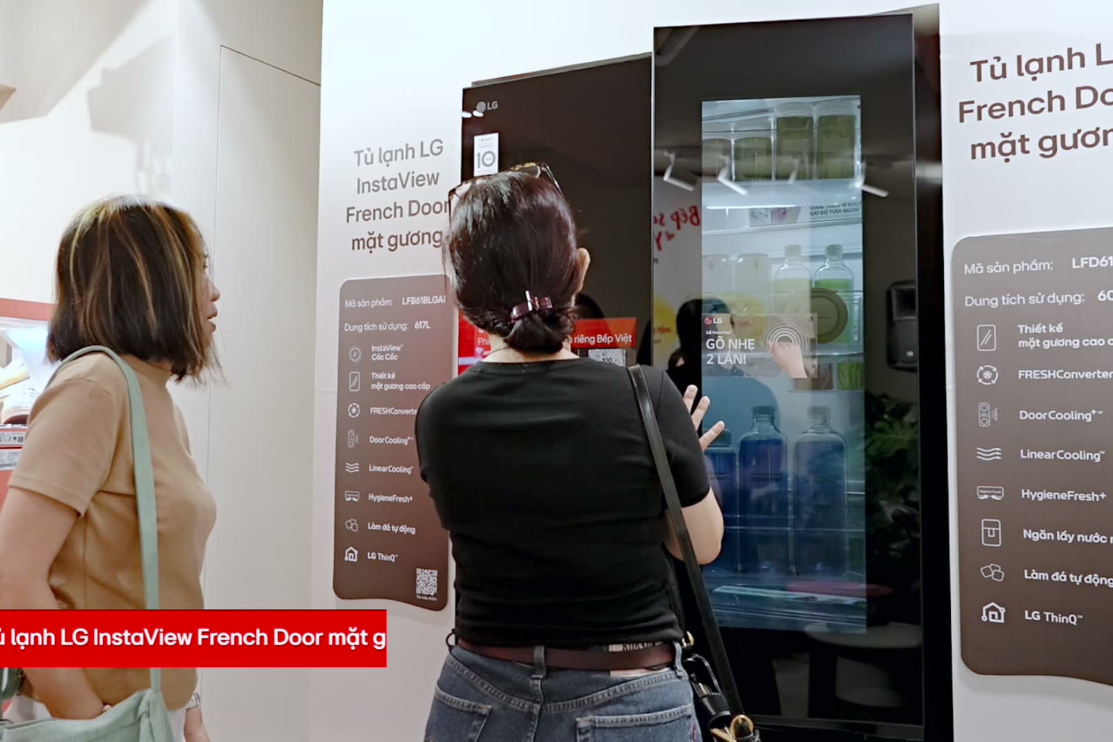 Khách tham quan quan sát tủ lạnh LG InstaView French Door mặt gương.