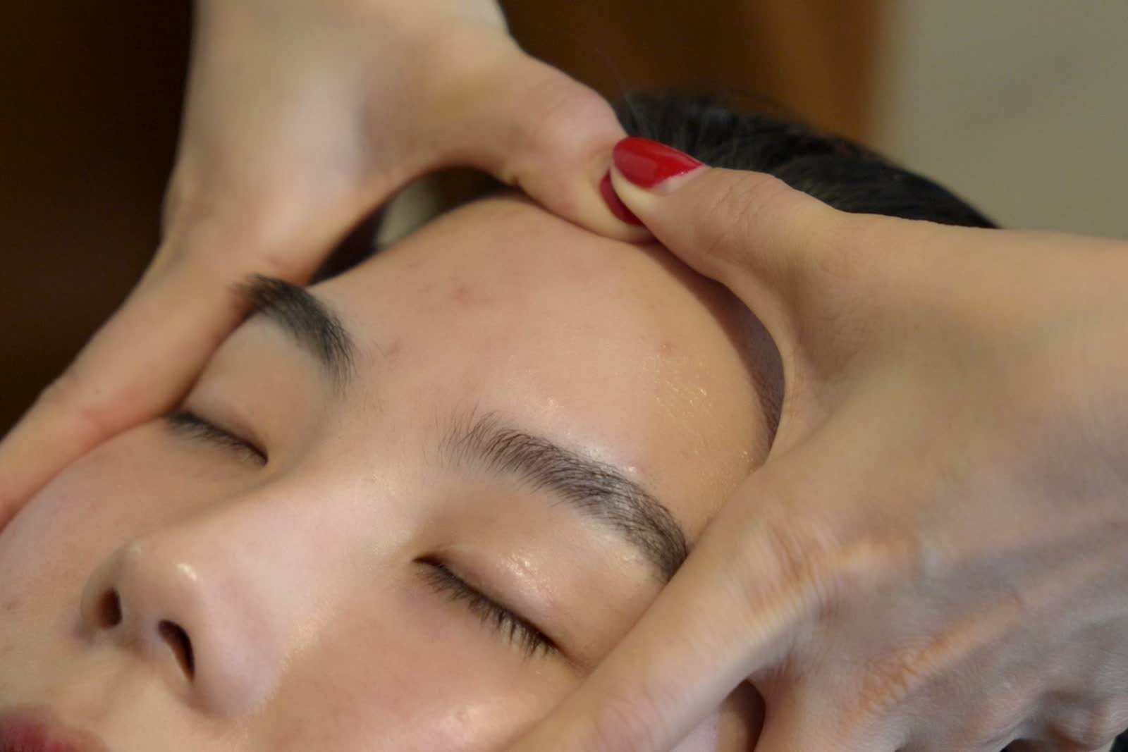 Cận cảnh thao tác chăm sóc trên khuôn mặt tại Thở Spa.
