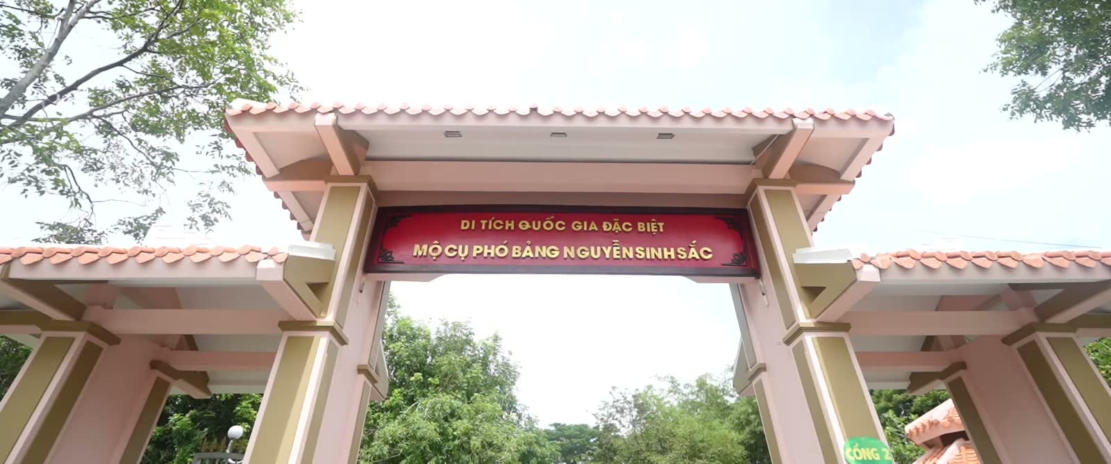 Cổng Di tích quốc gia đặc biệt Mộ Cụ Phó Bảng Nguyễn Sinh Sắc trong chuyến đi của BIDV.