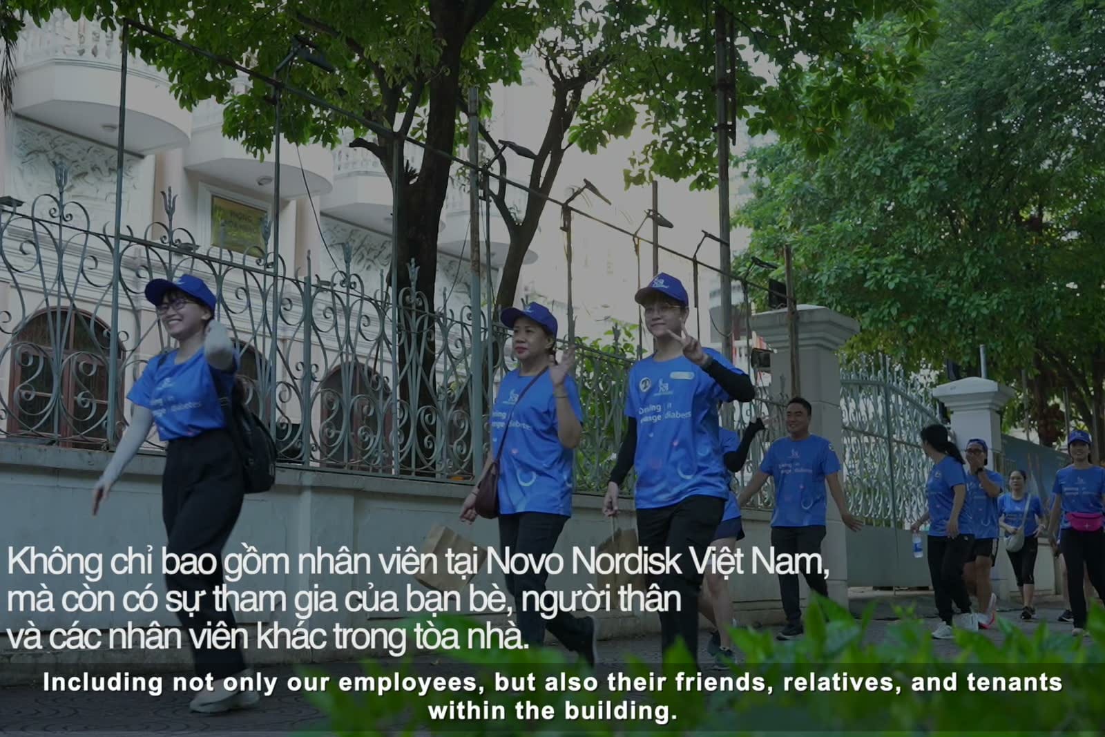 Title về hơn 70 người tham gia hoạt động đi bộ hiển thị trên footage NOVO.