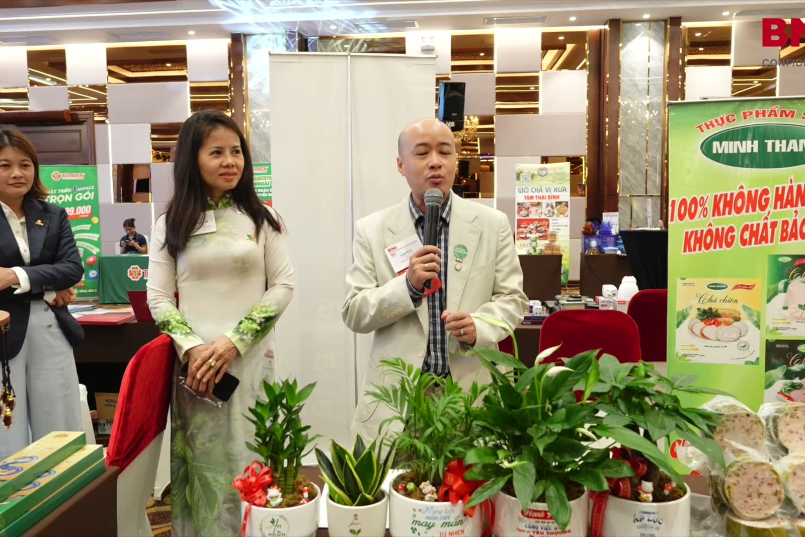 Thành viên BNI chia sẻ bên khu trưng bày sản phẩm trong Business Open Day.