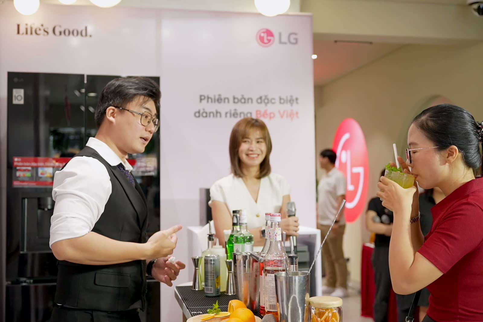 Người giới thiệu và khách mời trao đổi trong không gian trưng bày LG.