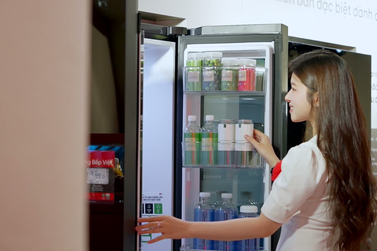 Khách tham quan nhìn vào không gian bên trong tủ lạnh LG trong video trải nghiệm.