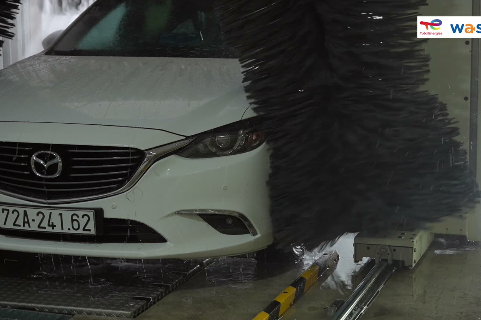 Chiếc xe đi qua hệ thống rửa tự động Wash.