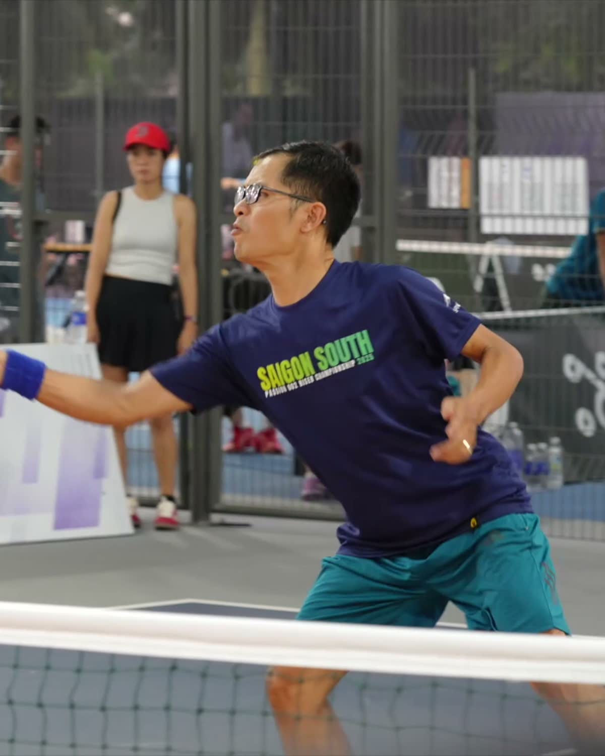 Nhóm người tham gia đứng cùng cúp và bảng Giải Pickleball mở rộng.