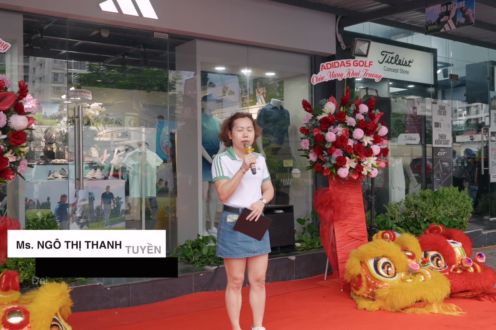 Tiết mục múa lân xuất hiện trước cửa hàng ADIDAS Golf trong ngày khai trương.