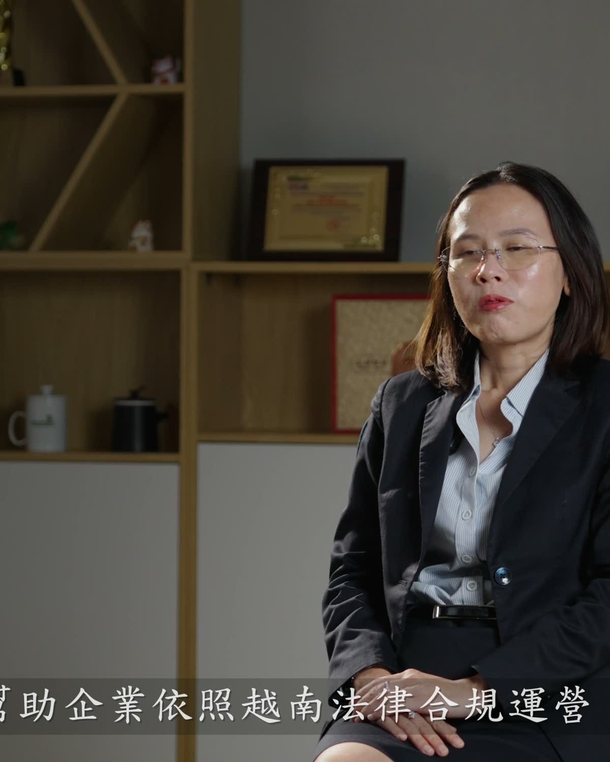 Đại diện Hinh Lam chia sẻ trong không gian văn phòng.