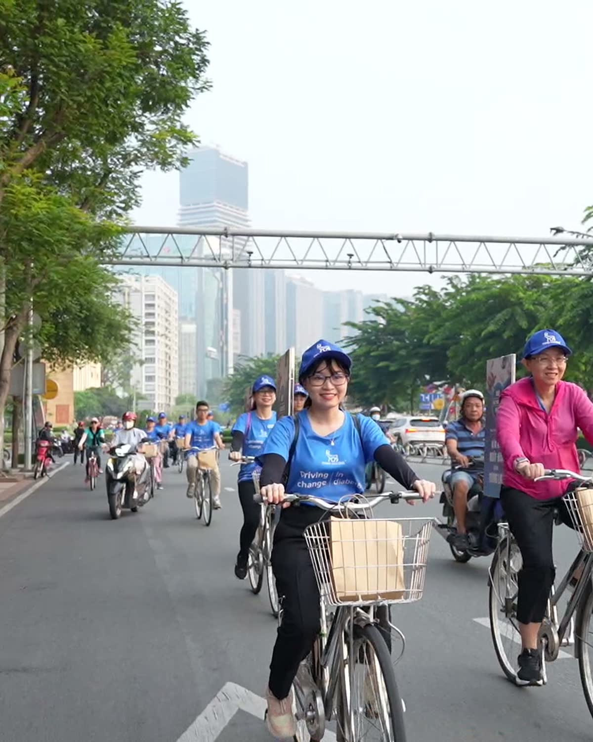 Đại diện NOVO chia sẻ với nhóm người tham gia trong hoạt động ngoài trời.