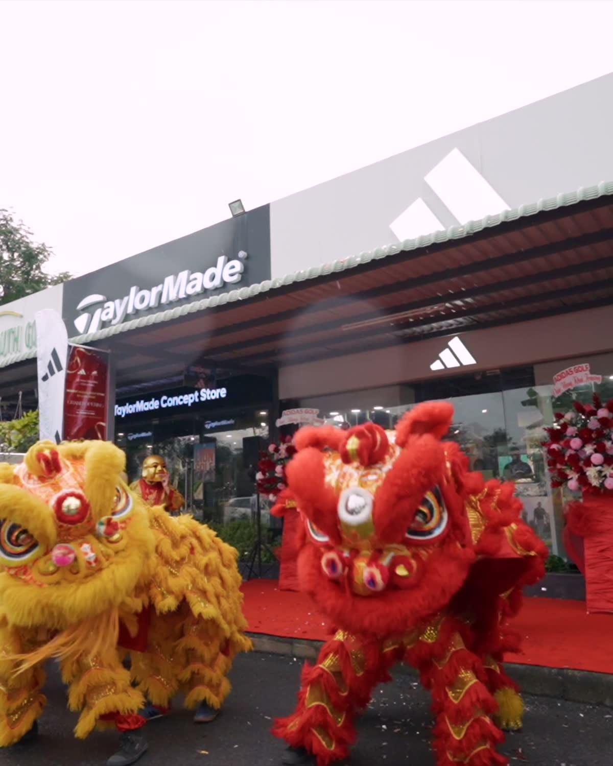 Nhóm khách mời cụng ly trước không gian cửa hàng ADIDAS × Lion Golf.