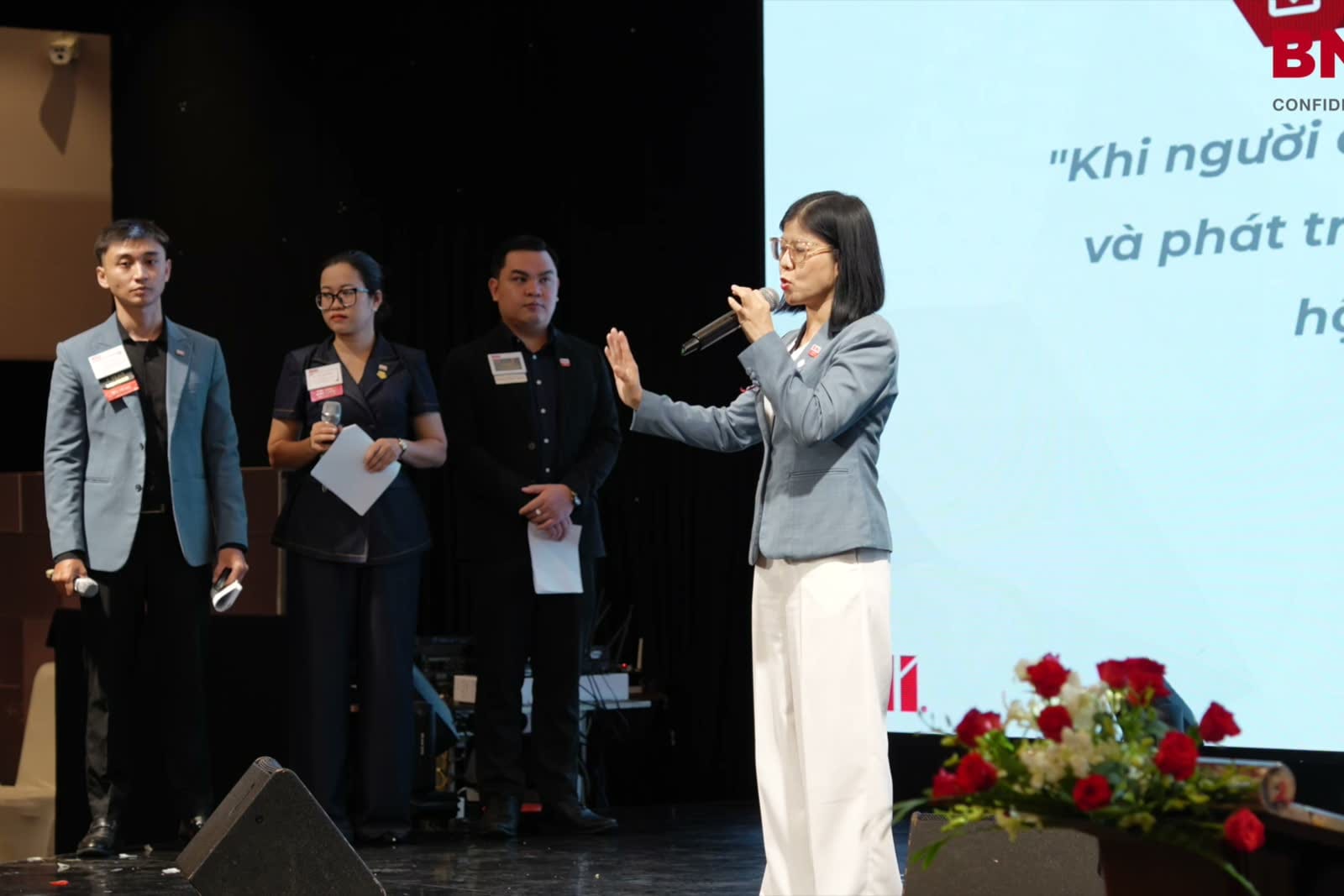Nhóm diễn giả và khách mời trao đổi trên sân khấu BNI.