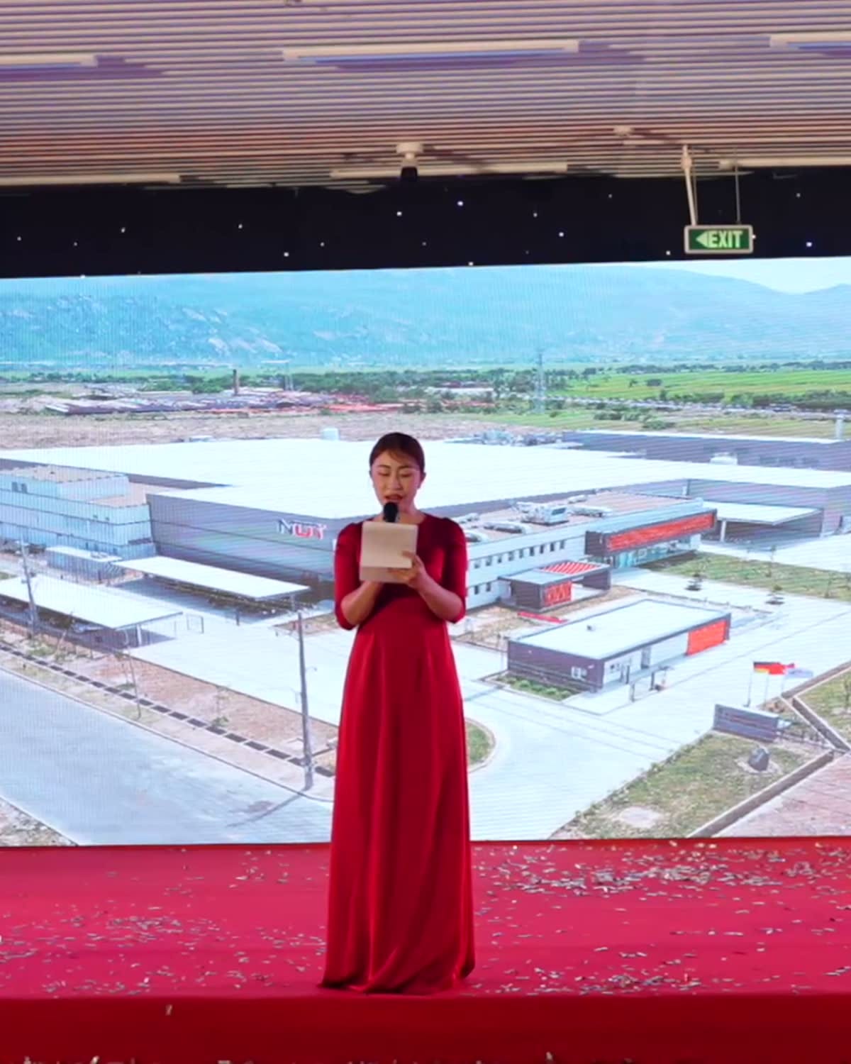 Khách mời theo dõi chương trình khai trương nhà máy Ninh Thuận.
