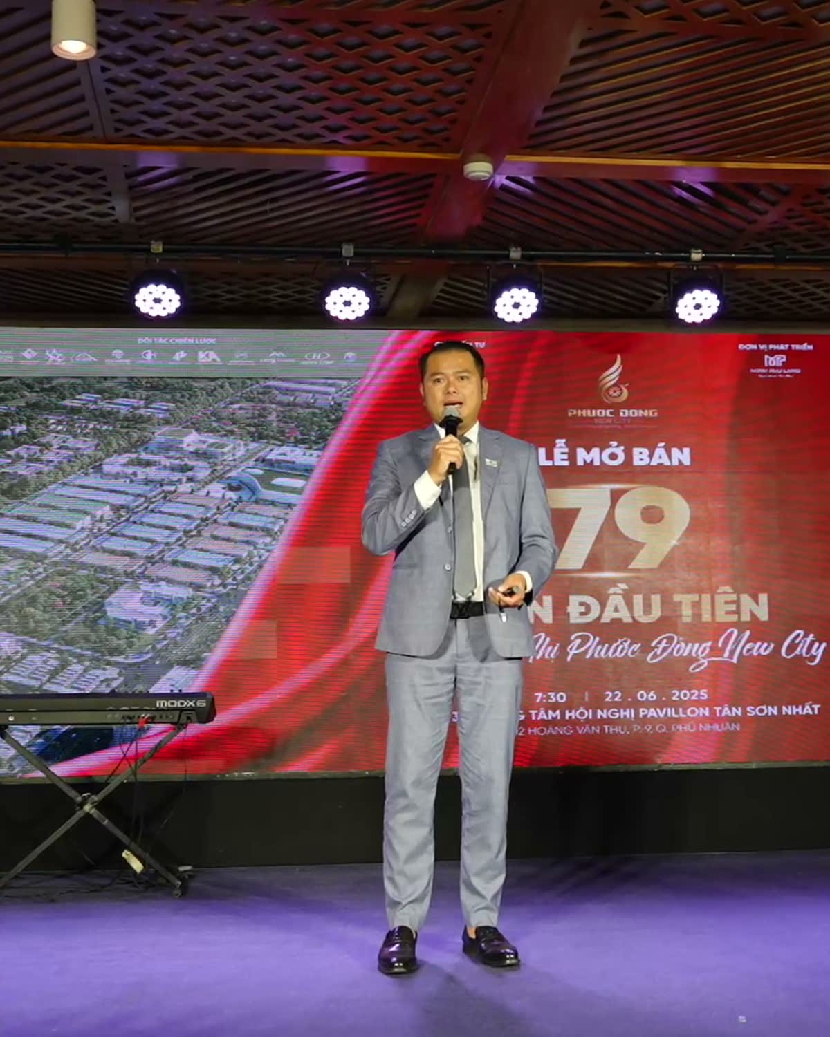 Nhóm đại diện đứng trước sân khấu lễ mở bán Phước Đông New City.