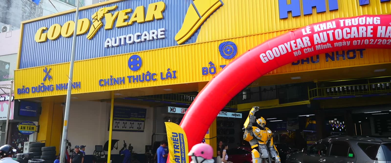 Mặt tiền Goodyear Autocare Hải Triều với biển hiệu vàng và cổng chào khai trương.