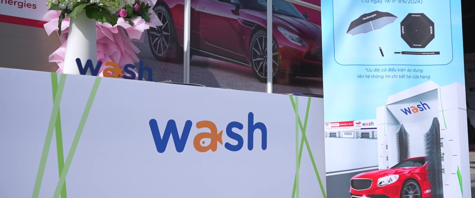 Bảng Wash và màn hình giới thiệu dịch vụ trong không gian lễ ra mắt.