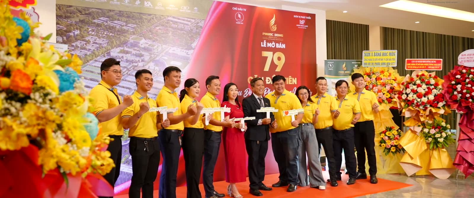 Đội hình khách mời thực hiện nghi thức cắt băng trước sân khấu Phước Đông New City.