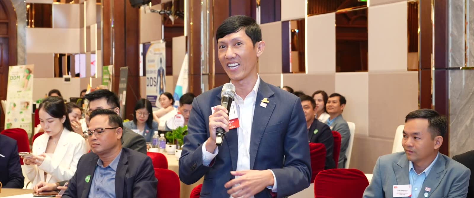 Người tham dự BNI trao đổi theo nhóm trong phần tiếp nối của sự kiện.