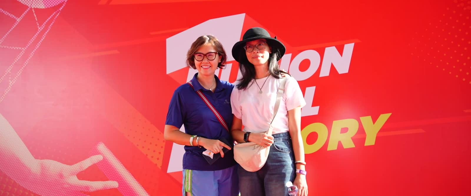 Hai người tham gia đứng trước bảng Sports Day 2025 của Circle K.