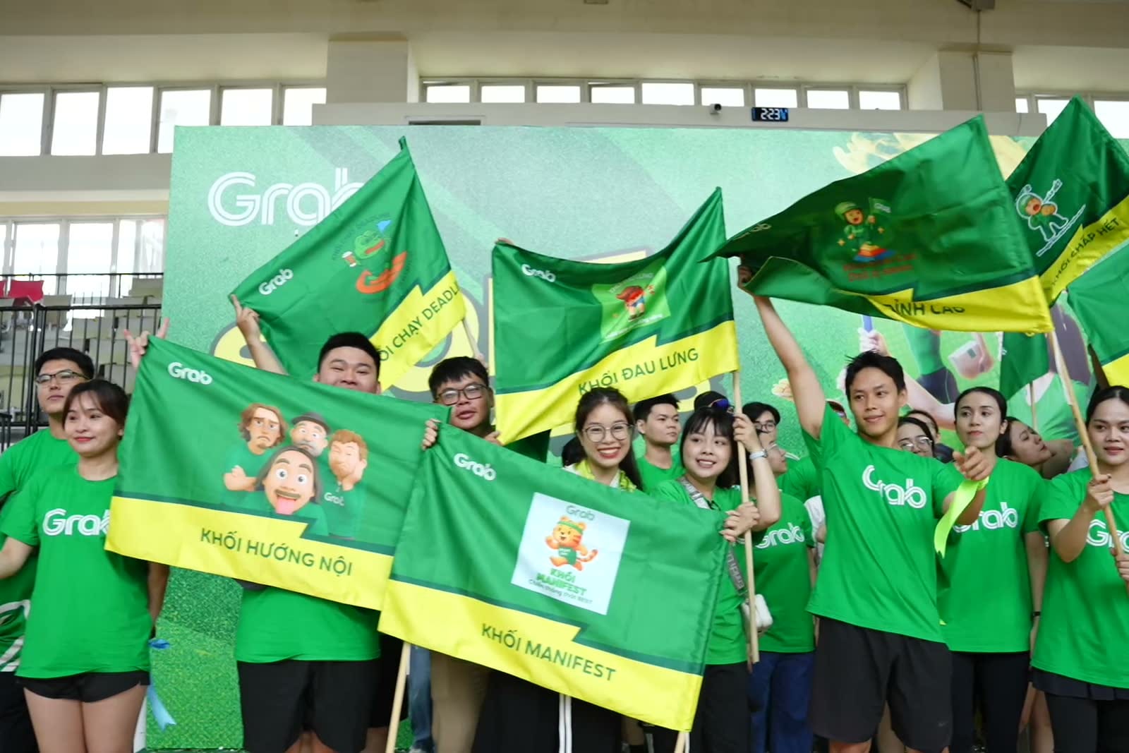 Nhóm Grab phối hợp trong một thử thách vận động tại nhà thi đấu.
