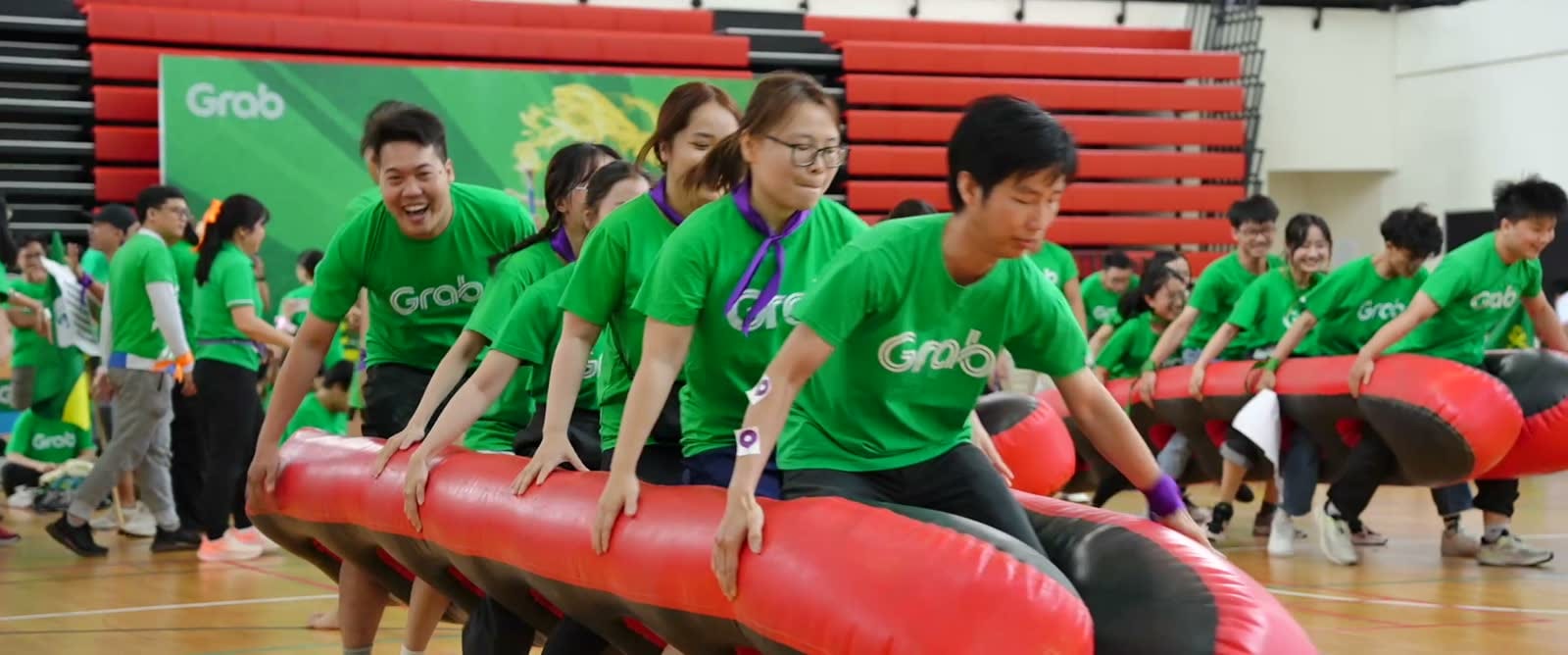 Nhóm người Grab cùng di chuyển trong thử thách trên sân.